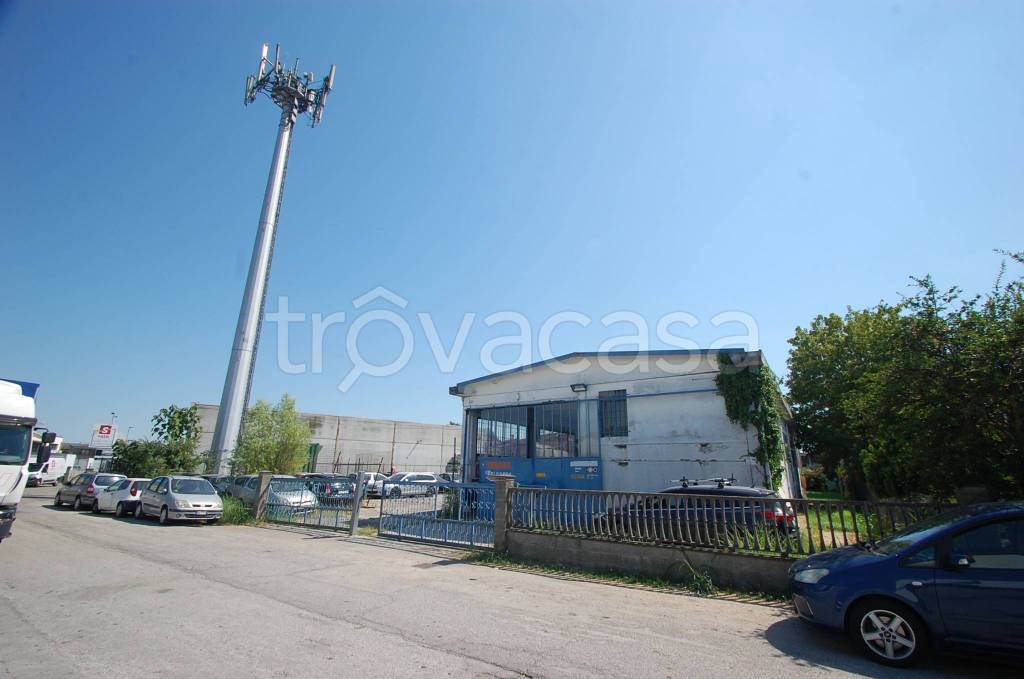 locale commerciale in vendita a Ferrara