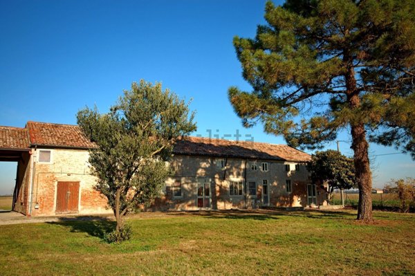 casa indipendente in vendita a Ferrara in zona Corlo