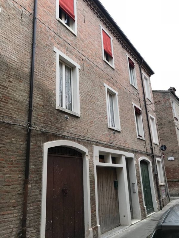 locale di sgombero in vendita a Ferrara in zona Centro Storico