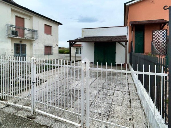 casa indipendente in vendita a Ferrara