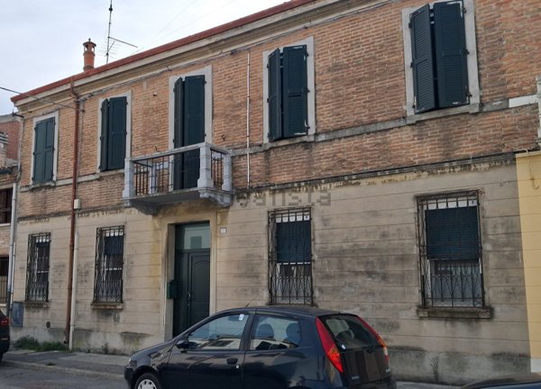 casa indipendente in vendita a Ferrara in zona Centro Storico