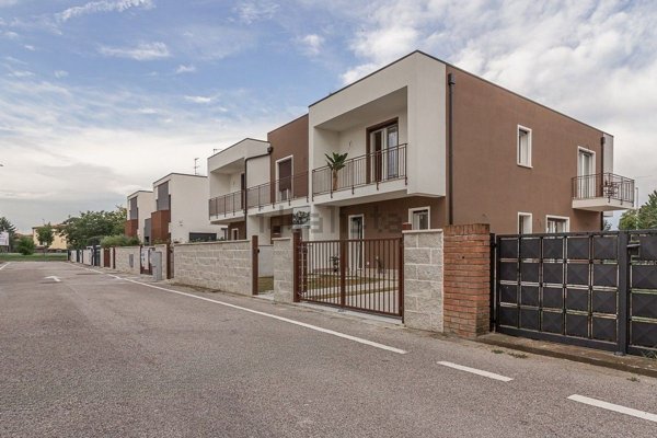 casa indipendente in vendita a Ferrara in zona Centro Storico