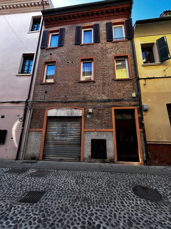locale commerciale in vendita a Ferrara in zona Centro Storico