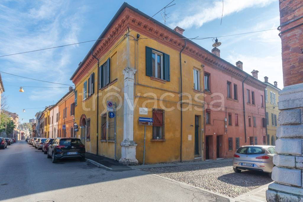 casa indipendente in vendita a Ferrara in zona Centro Storico