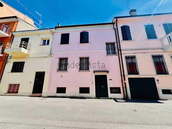 casa indipendente in vendita a Ferrara in zona Centro Storico