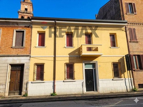 casa indipendente in vendita a Ferrara in zona Centro Storico