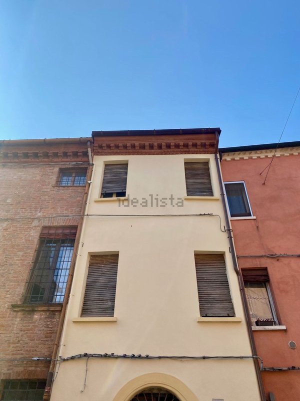casa indipendente in vendita a Ferrara in zona Centro Storico
