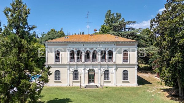 casa indipendente in vendita a Ferrara