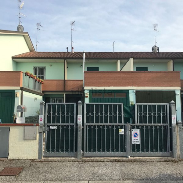 casa indipendente in vendita a Ferrara
