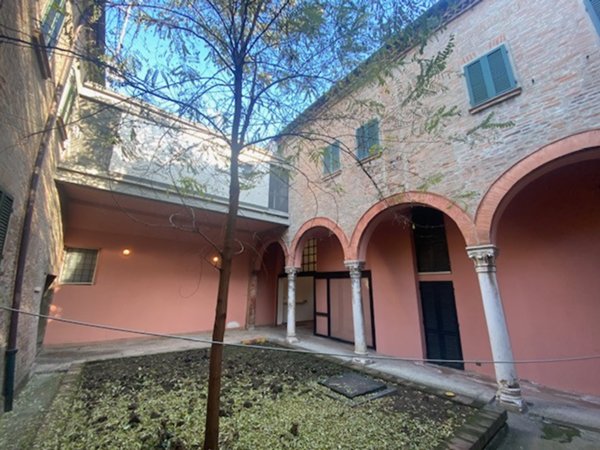 casa indipendente in vendita a Ferrara in zona Centro Storico