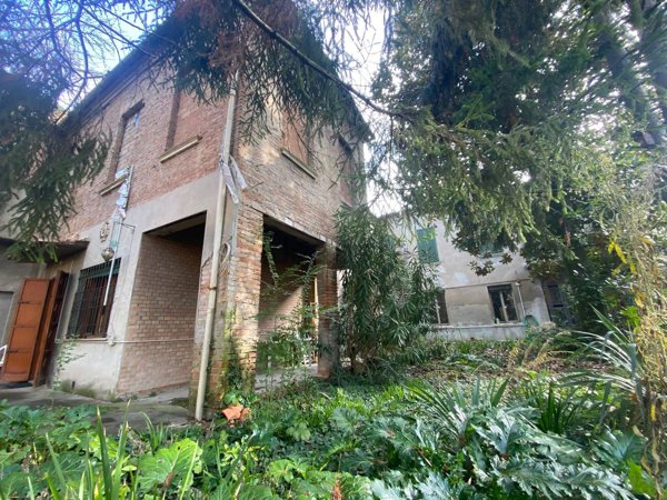 casa indipendente in vendita a Ferrara in zona Centro Storico