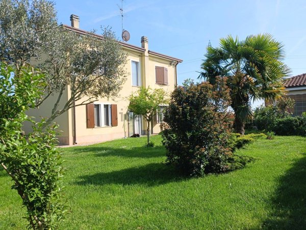 casa indipendente in vendita a Ferrara in zona Baura
