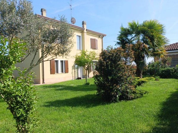 casa indipendente in vendita a Ferrara in zona Corlo