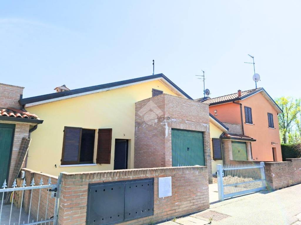 casa indipendente in vendita a Ferrara in zona Doro