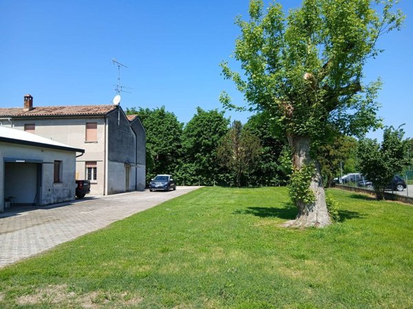 casa indipendente in vendita a Ferrara in zona Centro Storico