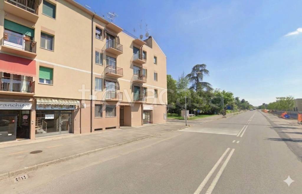 negozio in vendita a Ferrara in zona Doro