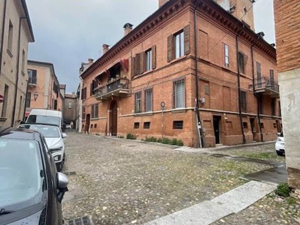 appartamento in vendita a Ferrara in zona Centro Storico