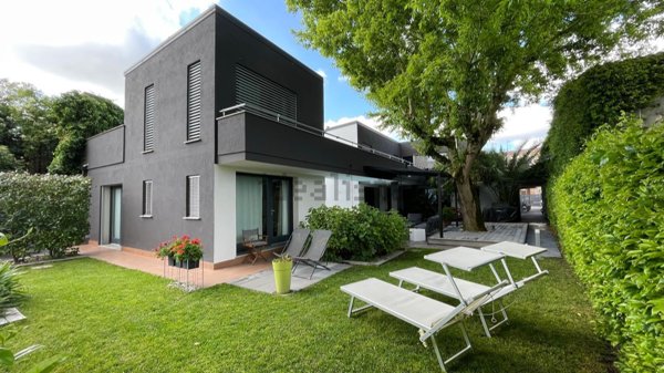 casa indipendente in vendita a Ferrara