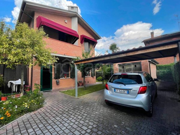 casa indipendente in vendita a Ferrara