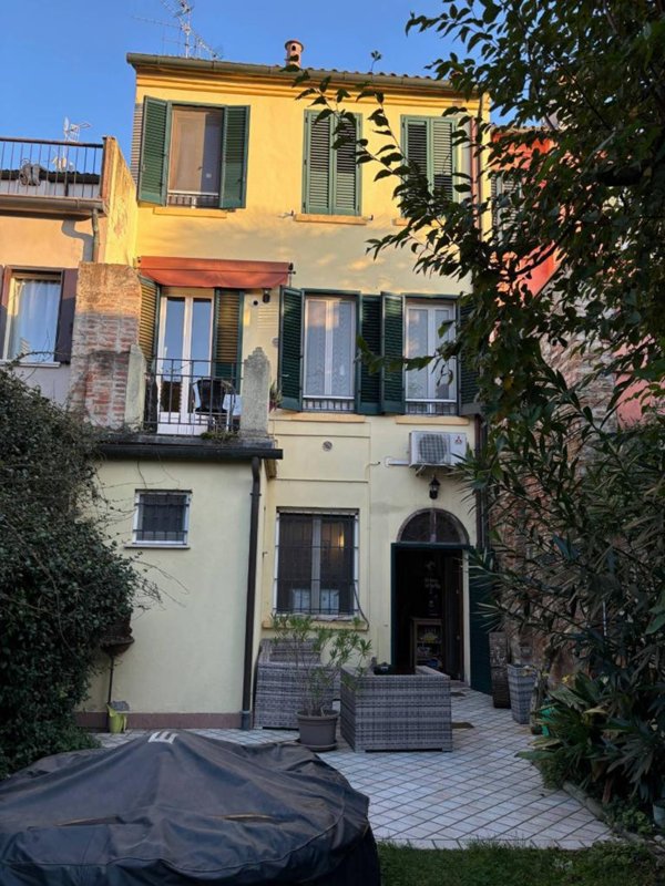 casa indipendente in vendita a Ferrara in zona Centro Storico