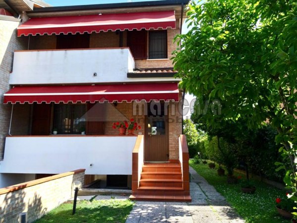 casa indipendente in vendita a Ferrara in zona Centro Storico