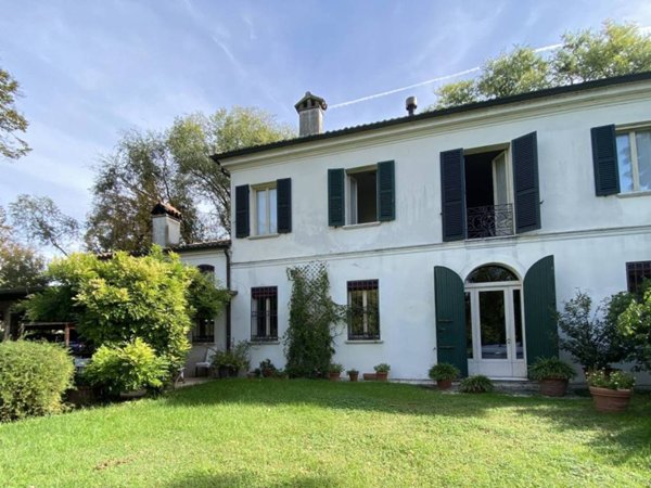 casa indipendente in vendita a Ferrara in zona Centro Storico