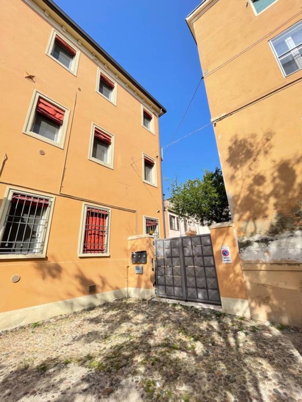 appartamento in vendita a Ferrara in zona Centro Storico
