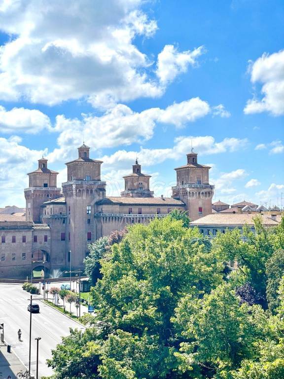 appartamento in vendita a Ferrara in zona Centro Storico