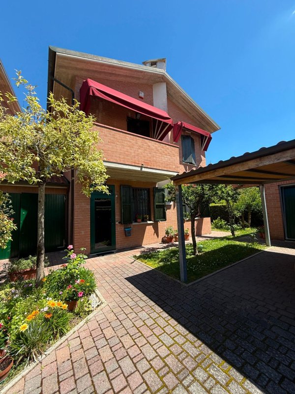 casa indipendente in vendita a Ferrara