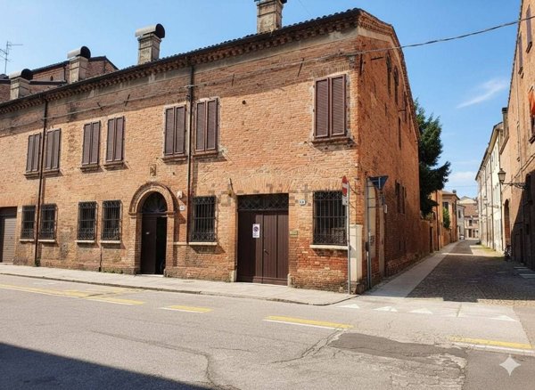 appartamento in vendita a Ferrara in zona Centro Storico