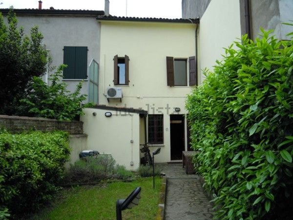 casa indipendente in vendita a Ferrara