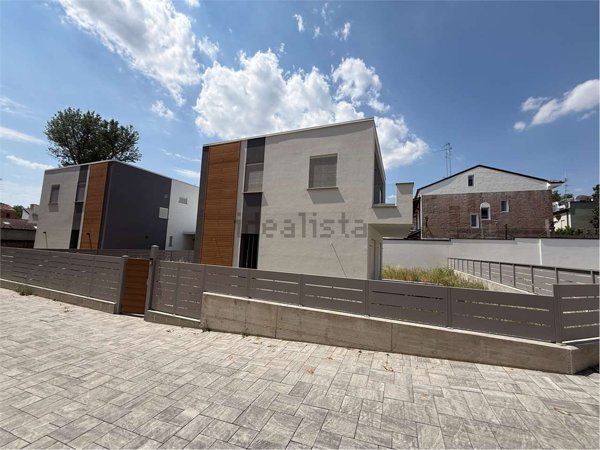 casa indipendente in vendita a Ferrara