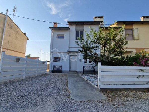 casa indipendente in vendita a Ferrara in zona Baura