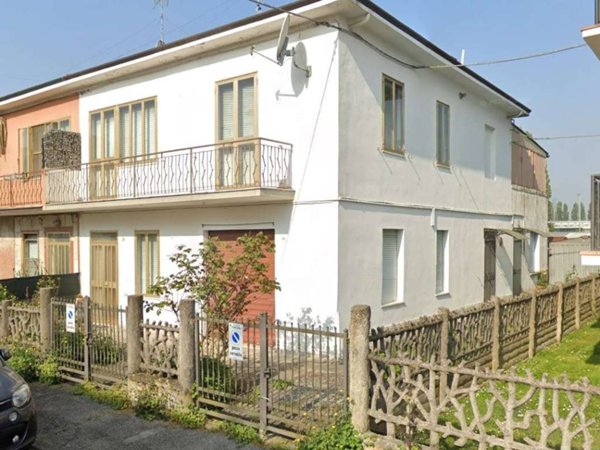 casa indipendente in vendita a Ferrara