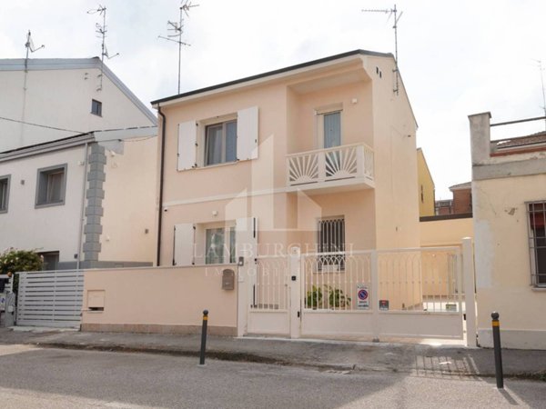 casa indipendente in vendita a Ferrara