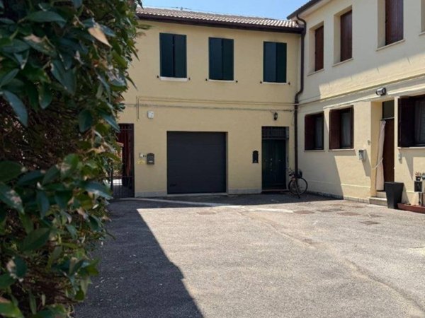 casa indipendente in vendita a Ferrara in zona Centro Storico