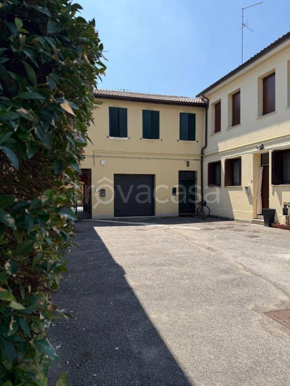 casa indipendente in vendita a Ferrara in zona Centro Storico