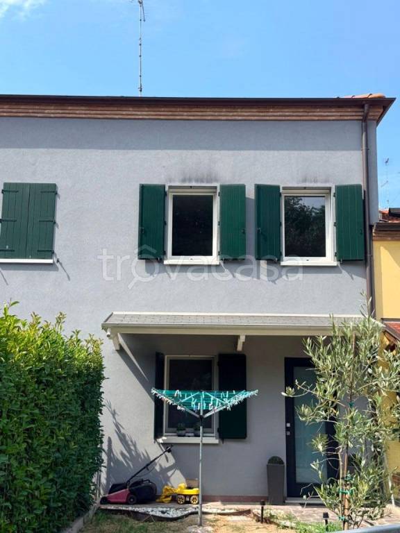 casa indipendente in vendita a Ferrara