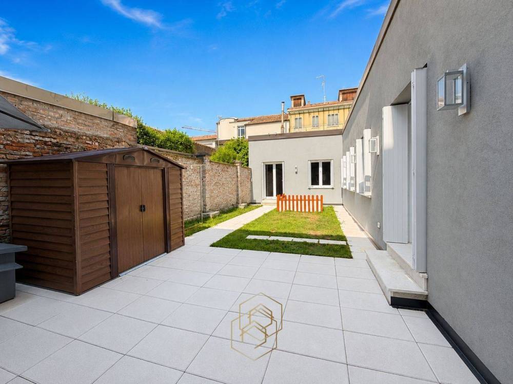 casa indipendente in vendita a Ferrara in zona Centro Storico