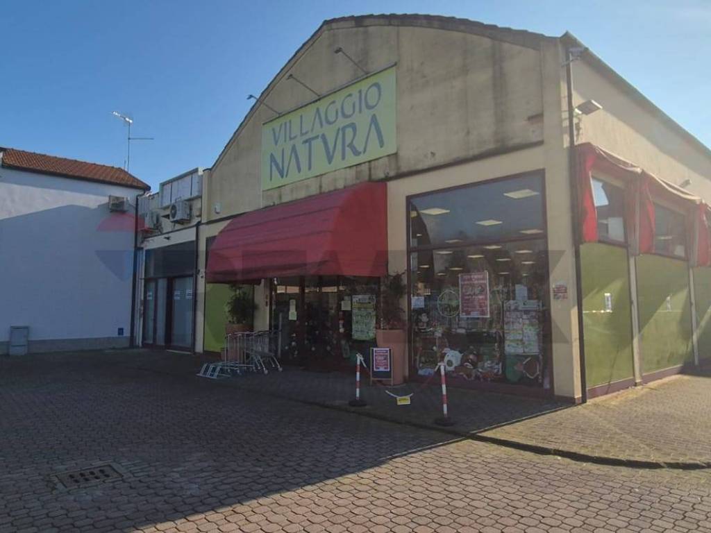 locale commerciale in vendita a Ferrara in zona Mizzana