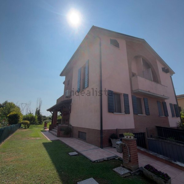 casa indipendente in vendita a Ferrara