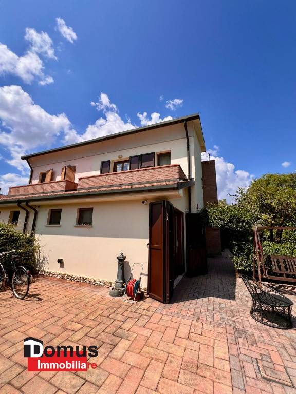 casa indipendente in vendita a Ferrara