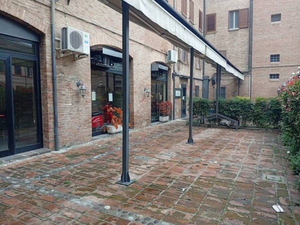 negozio in vendita a Ferrara in zona Centro Storico