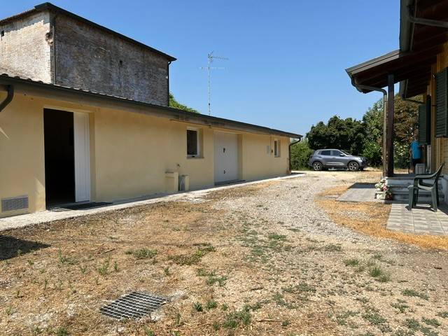 casa indipendente in vendita a Ferrara in zona Marrara