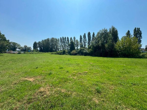terreno edificabile in vendita a Ferrara in zona Doro