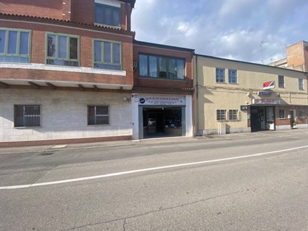 negozio in vendita a Ferrara in zona Doro