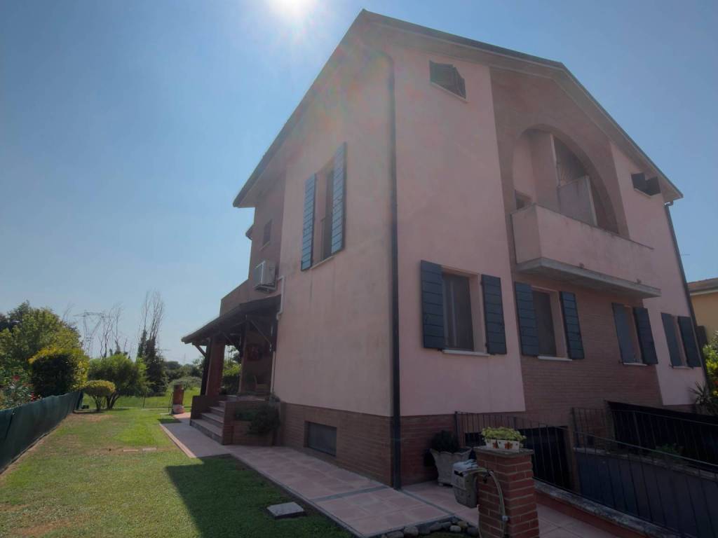 casa indipendente in vendita a Ferrara