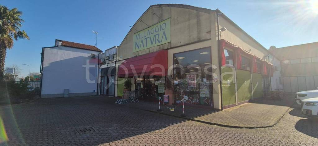 locale commerciale in vendita a Ferrara in zona Mizzana