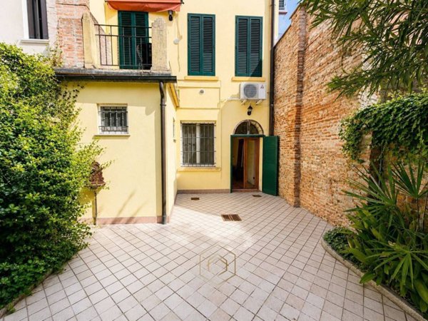 casa indipendente in vendita a Ferrara in zona Centro Storico