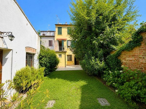 casa indipendente in vendita a Ferrara in zona Centro Storico